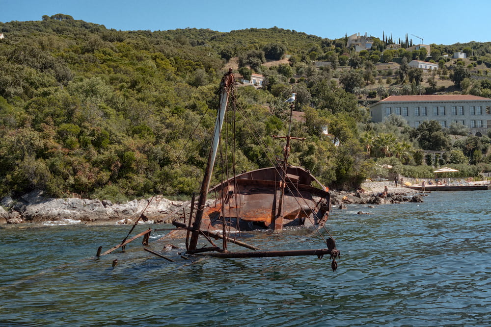 The rusted wreck up close